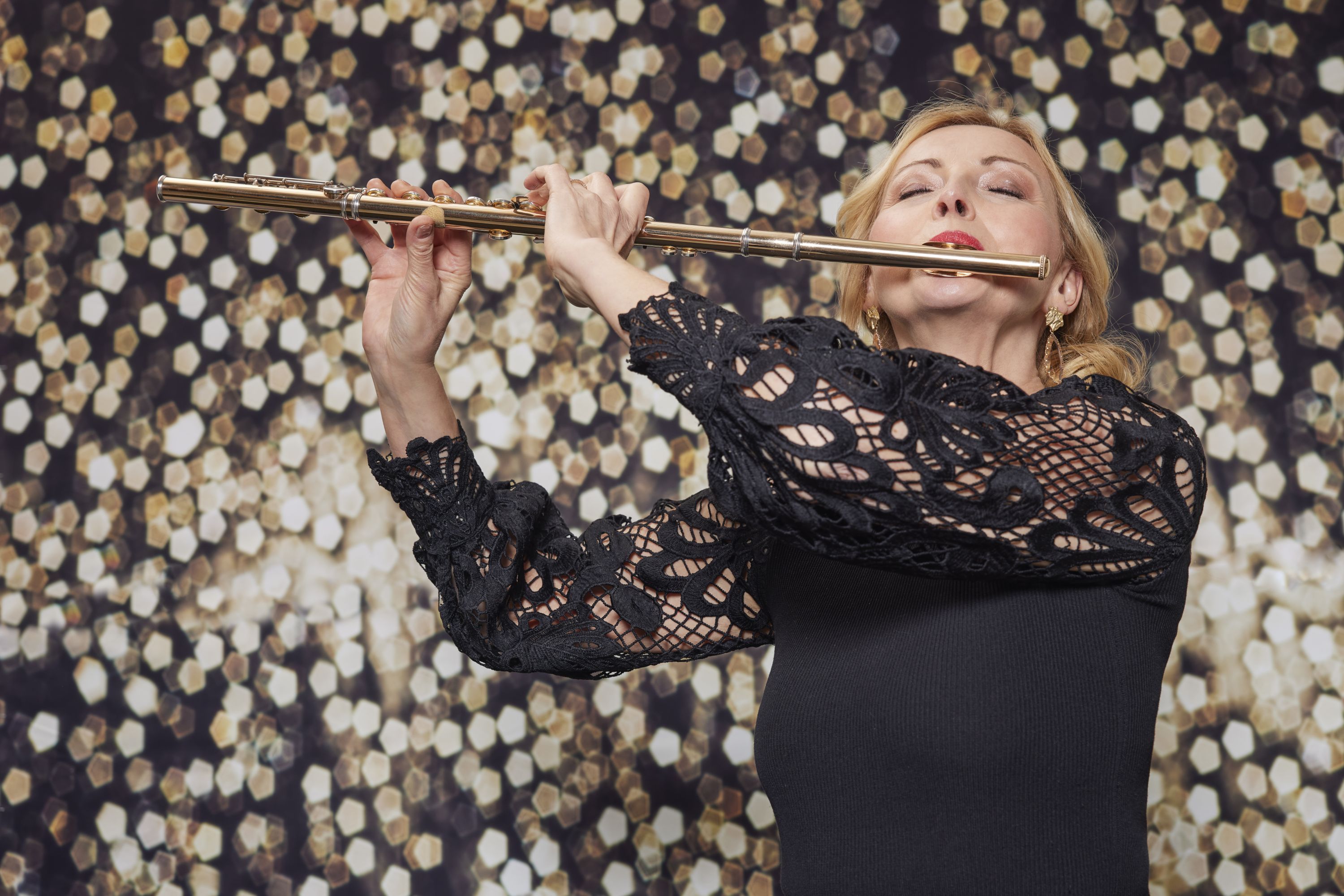 Anette Maiburg playing her flute with closed eyes